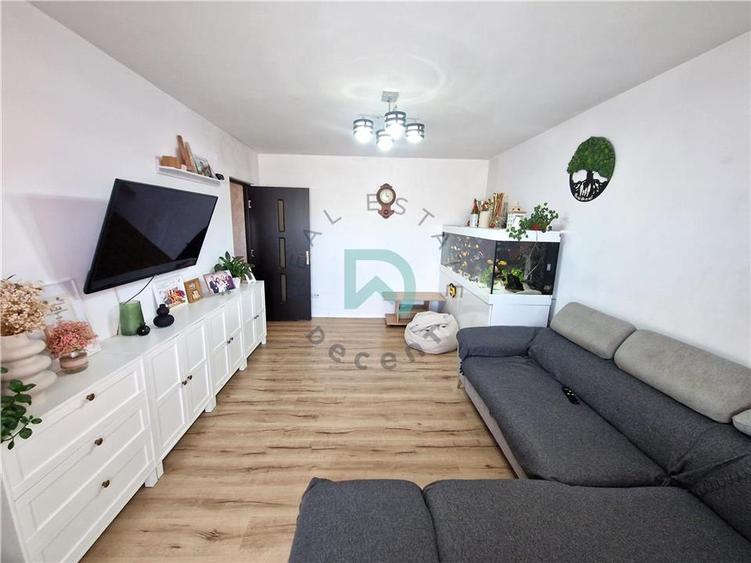 Apartament cu 3 camere decomandat în Tractorul