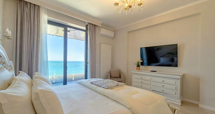 Apartament cu 3 camere decomandat, mobilat în Faleza Nord