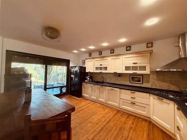 Duplex cu 6 camere cu Piscina în Iancu Nicolae