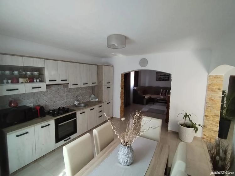 Casă cu 5 camere cu Teren 1600 Mp în Petroasa Mare