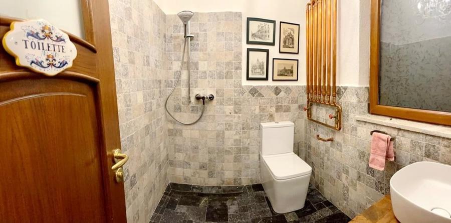Casă individuală cu 7 camere cu Garaj în Tineretului