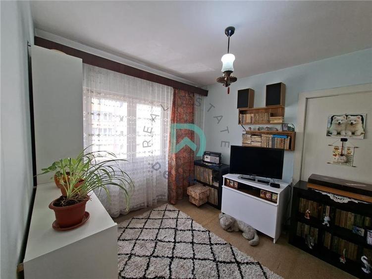 Apartament cu 3 camere semidecomandat în Tractorul