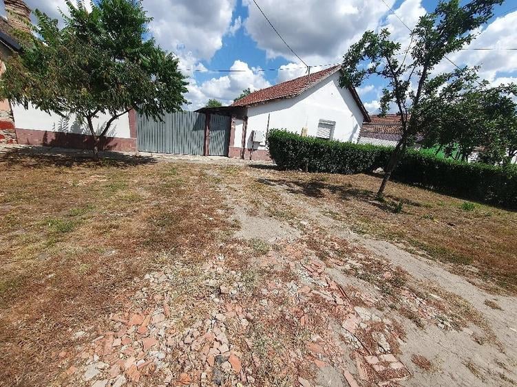 Casă cu 2 camere cu Teren 731 Mp în Turnu