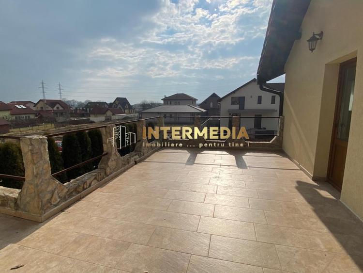 Casă individuală cu 5 camere cu Canalizare în Cetate