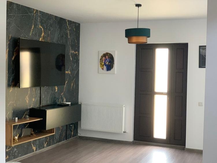 Casă individuală cu 4 camere cu Teren 400 Mp în Șimnicu de Sus