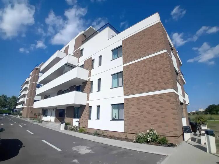 Apartament cu 3 camere decomandat în Sisești