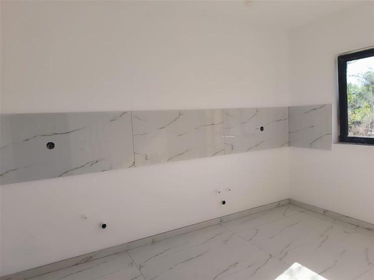 Casă cu 3 camere cu Canalizare în Pădureni