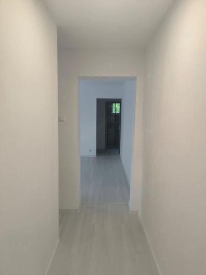 Apartament cu 3 camere semidecomandat în Berceni