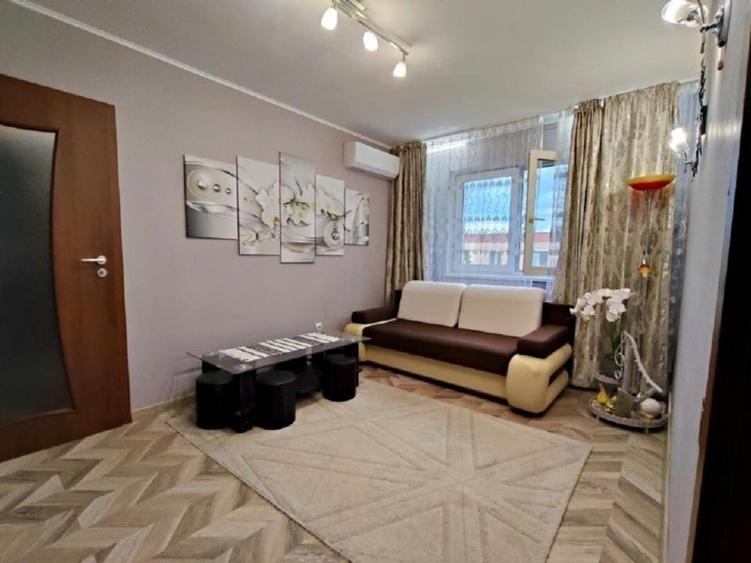 Apartament cu 3 camere semidecomandat în Florilor