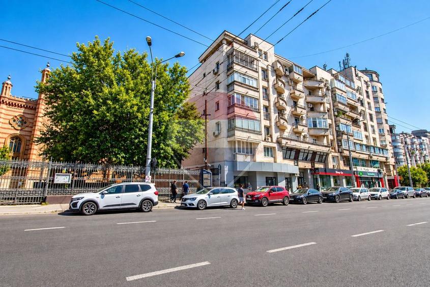 Apartament cu 3 camere decomandat, mobilat în P-ța Sfânta Vineri