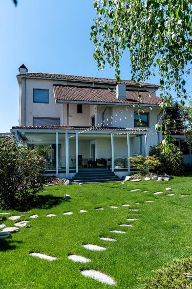 Casă individuală cu 7 camere cu Canalizare în Central