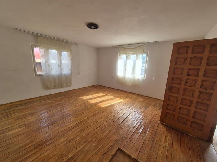Casă individuală cu 5 camere cu Canalizare în Dofteana