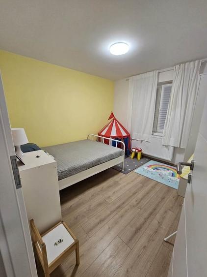 Apartament cu 3 camere decomandat în Drumul Taberei