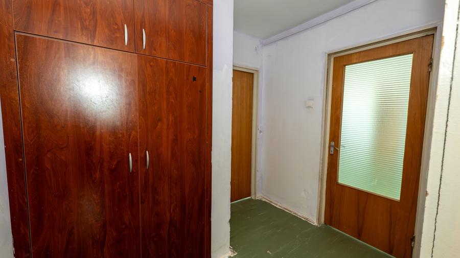 Apartament cu 3 camere semidecomandat în Colentina