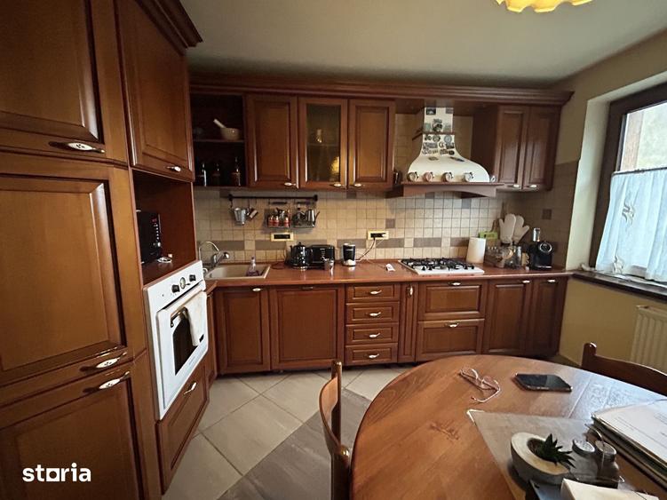 Casă cu 6 camere cu Teren 1000 Mp în Subcetate