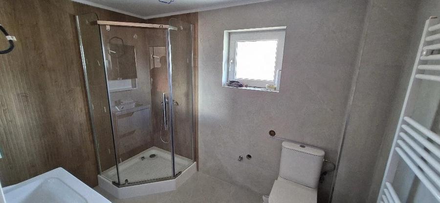 Casă cu 8 camere cu Teren 540 Mp în Poiana Țapului