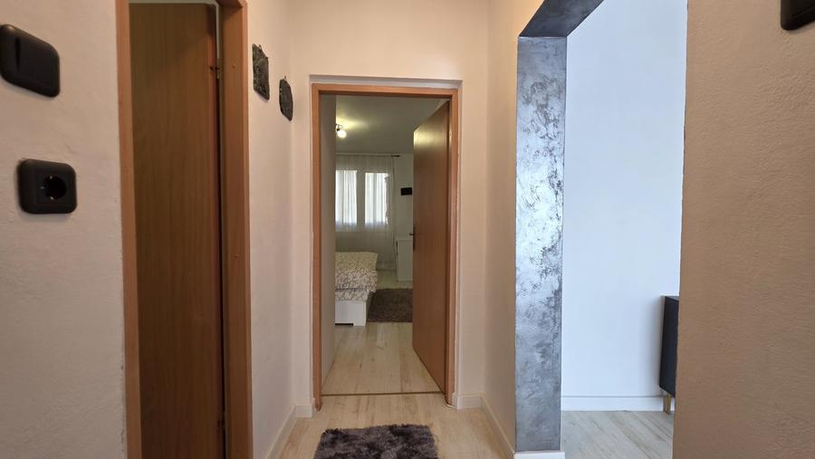 Apartament cu 3 camere semidecomandat, mobilat în Circumvalațiunii