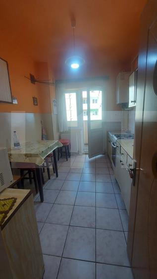 Apartament cu 3 camere semidecomandat, mobilat în Simeria
