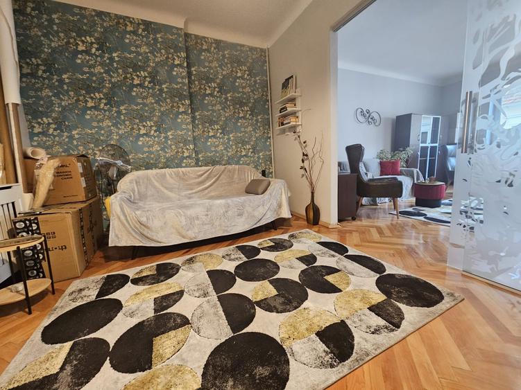 Apartament cu 3 camere semidecomandat, mobilat în Central