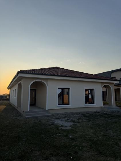 Casă cu 4 camere în Moșnița Veche