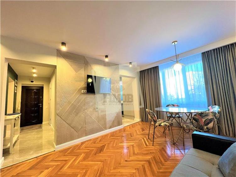 Apartament cu 3 camere decomandat, mobilat în Central