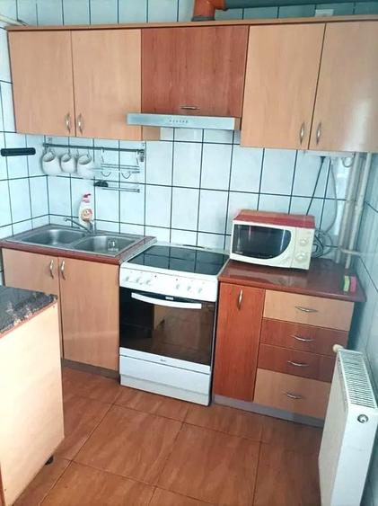Apartament cu 3 camere decomandat, mobilat în Nicolina