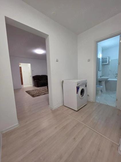 Apartament cu 3 camere semidecomandat în Colentina