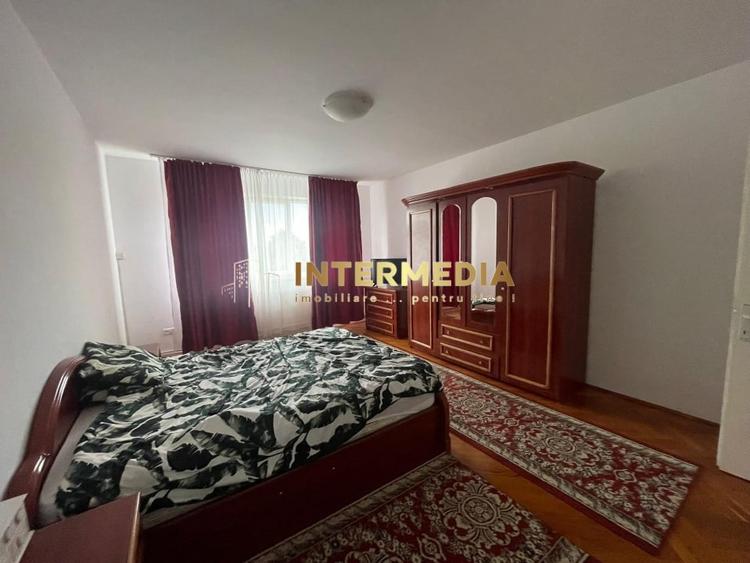 Casă individuală cu 8 camere cu Canalizare în Cetate