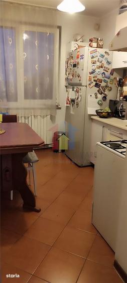 Apartament cu 3 camere, mobilat în Școlilor