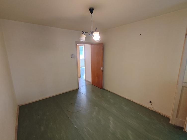 Apartament cu 3 camere semidecomandat în Drumul Taberei