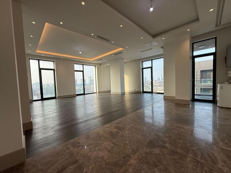 Apartament cu 5 camere decomandat în Barbu Văcărescu