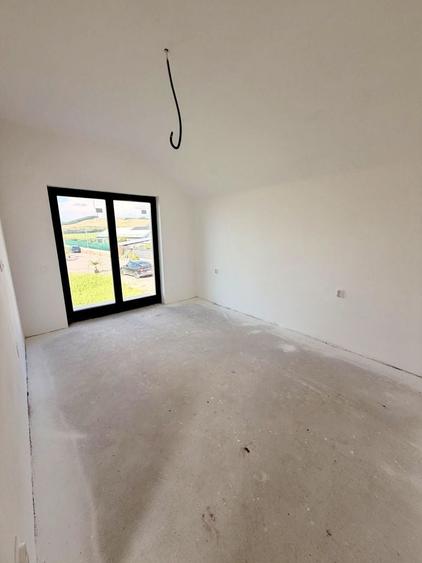 Casă cu 4 camere în Exterior Vest