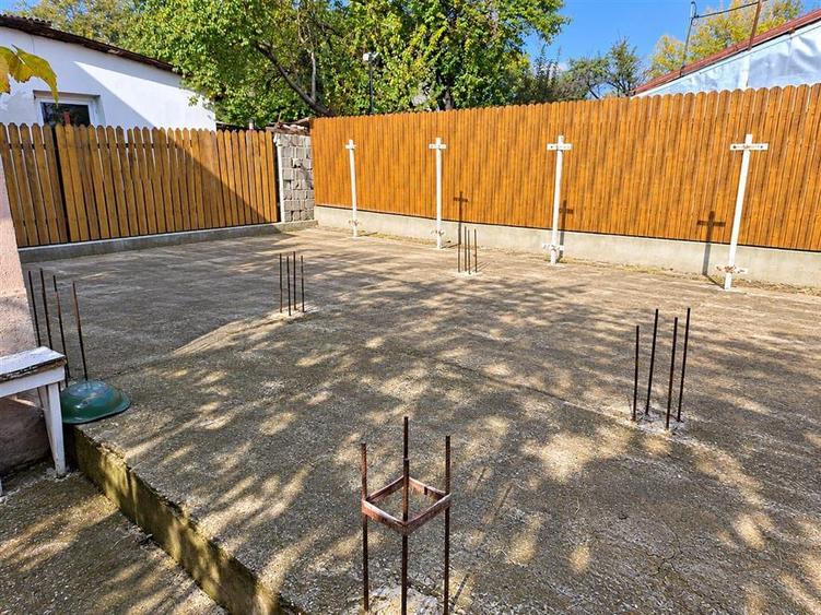 Casă individuală cu 3 camere cu Canalizare în Colentina