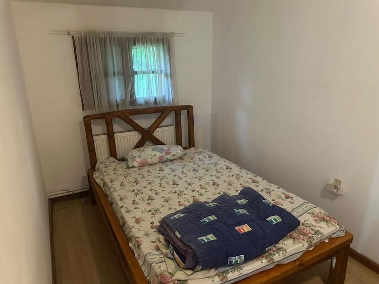 Casă individuală cu 16 camere cu Canalizare în Central