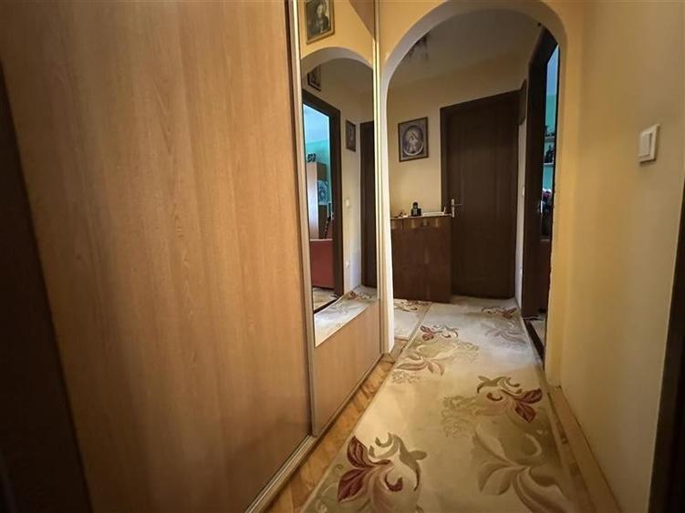 Apartament cu 3 camere decomandat, mobilat în Aradului