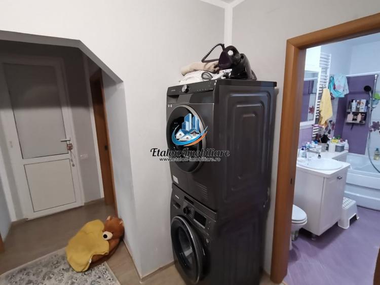 Apartament cu 3 camere semidecomandat în Periferie
