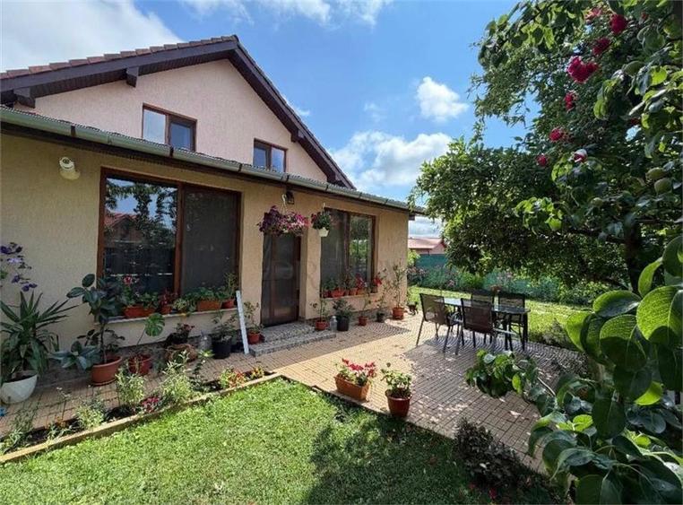 Casă individuală cu 4 camere cu Canalizare în Sânmihaiu Român