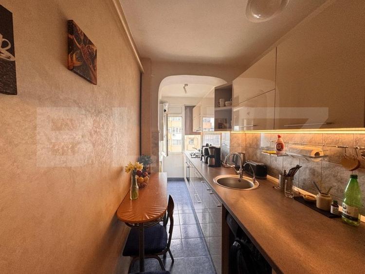 Apartament cu 3 camere decomandat în Podu Roș