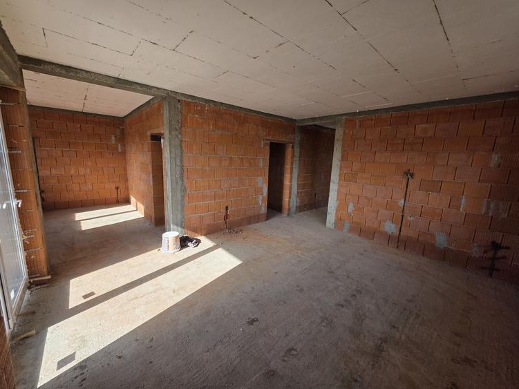 Casă cu 4 camere cu Teren 470 Mp în Nojorid