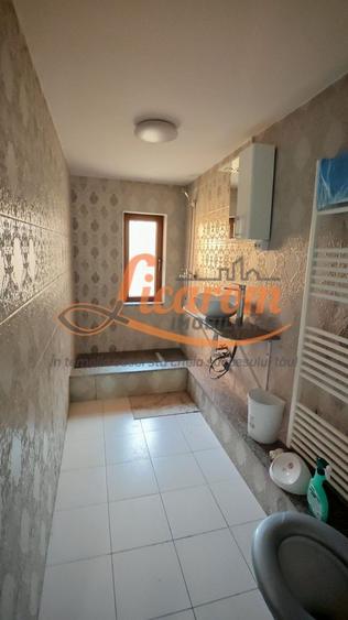 Casă individuală cu 10 camere cu Canalizare în Calea București
