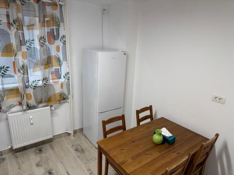 Apartament cu 4 camere semidecomandat, mobilat în Dristor