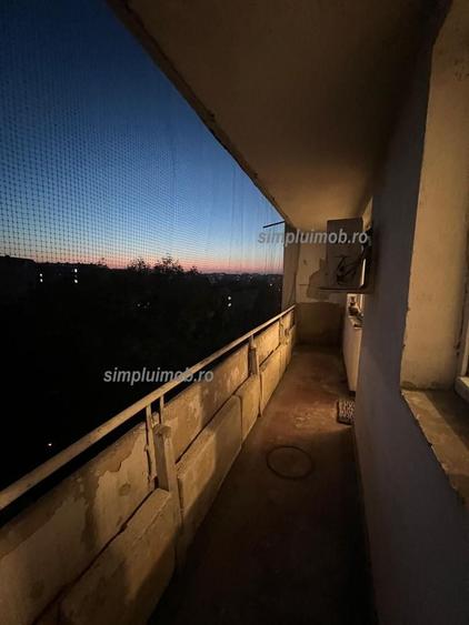 Apartament cu 3 camere semidecomandat în Berceni