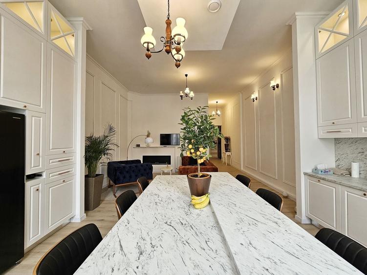Apartament cu 3 camere semidecomandat, mobilat în Central