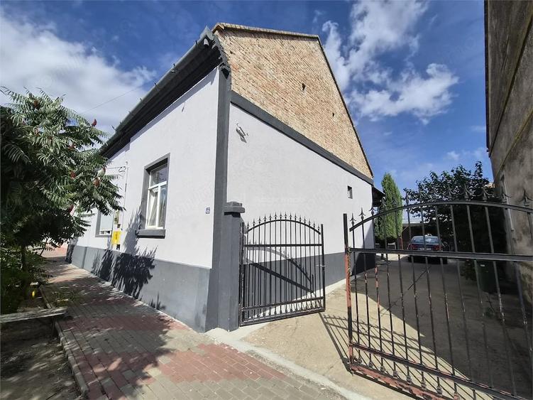Casă cu Teren 1500 Mp în Variaș
