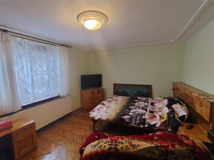 Casă individuală cu 7 camere cu Teren 220 Mp în Nord-Est