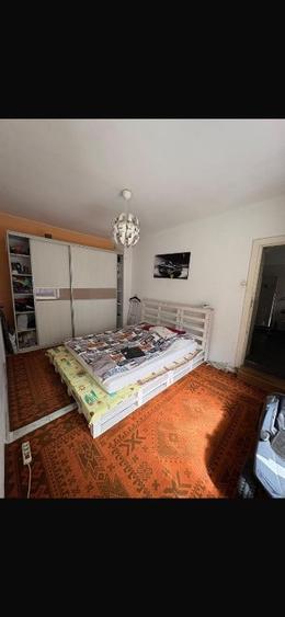 Casă cu 8 camere cu Teren 1200 Mp în Florilor