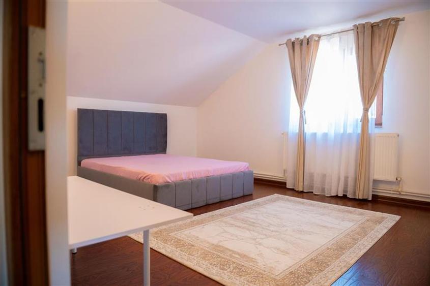 Casă individuală cu 8 camere cu Teren 555 Mp în Lazu