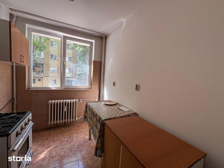 Apartament cu 3 camere semidecomandat în Militari