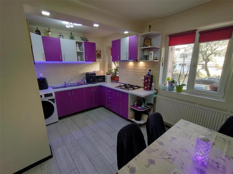 Apartament cu 3 camere semidecomandat în Central