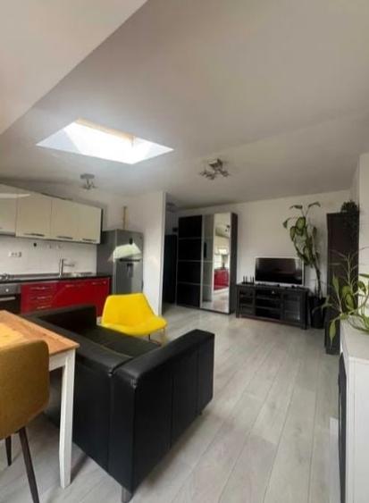 Apartament cu 3 camere semidecomandat, mobilat în Titan
